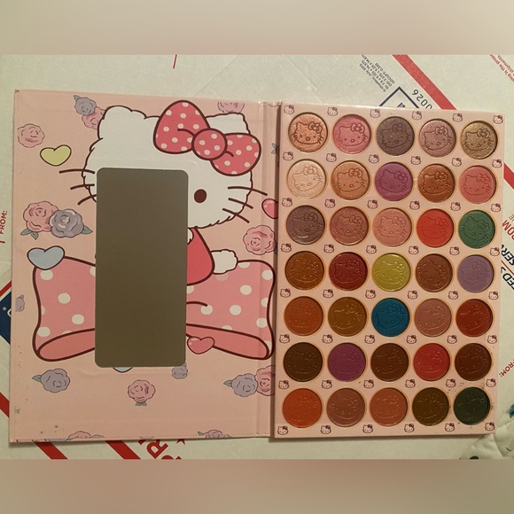 Hello Kitty EyeShadow Palette 35 Stunning Colors - Picture 4 of 6